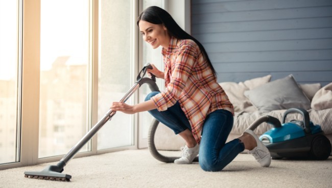 Lady cleaning carpet floor | CarpetsPlus COLORTILE